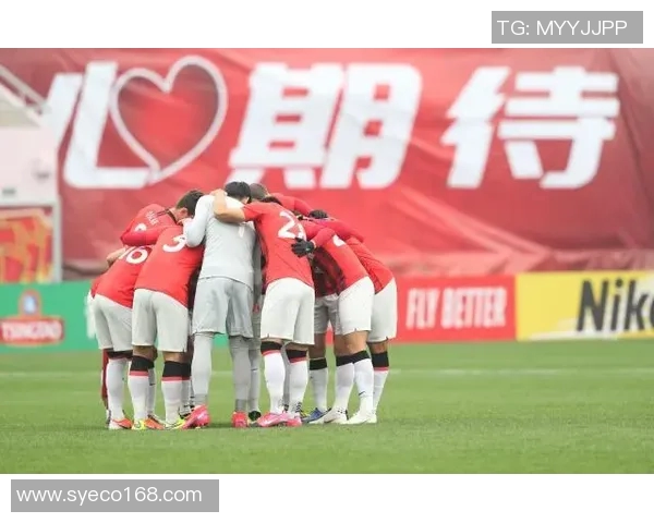 东京足球队迎战长崎队激战J联赛争夺季后赛名额的关键之战