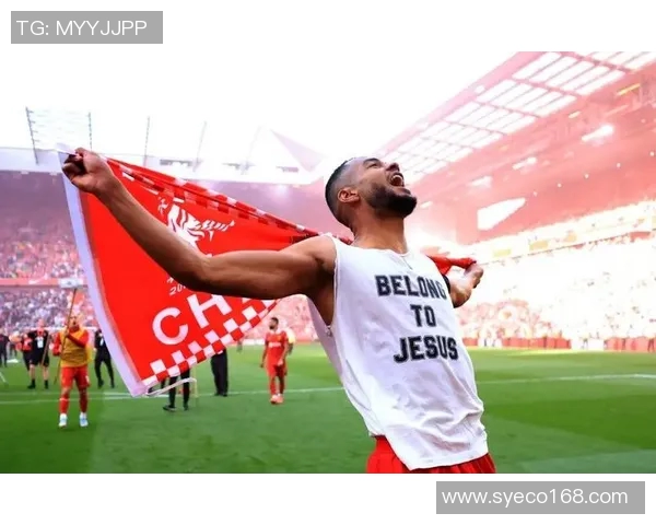 英格兰男足捧起欧洲杯,成功实现卫冕梦想