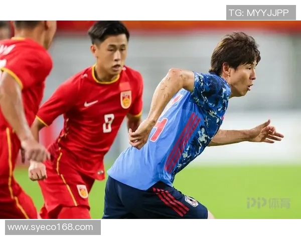 男子足球比赛中被直播踢事件引发热议观众反应不一引发对体育安全的关注